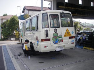 幼稚園バス タイヤ交換 開成タイヤ商会